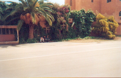 moi  avec mes  amis  cote  de  hotel tzerkount
